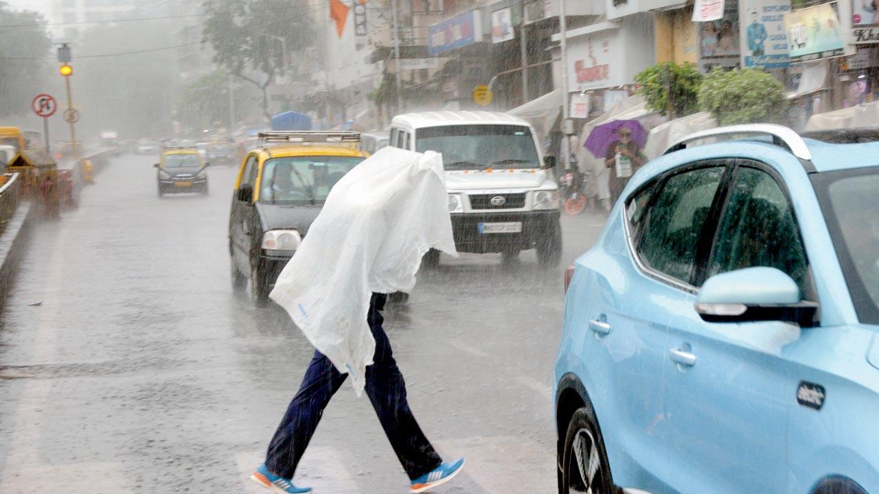 A spell of heavy showers lashes the Mahatma Phule Market at Fort on Friday. Pic/Satej Shinde