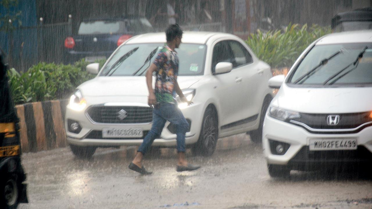 The scene on S V Road, Santacruz. Pic/Sayyed Sameer Abedi