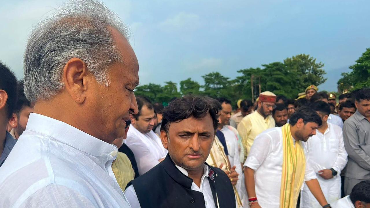 Rajasthan Chief Minister Ashok Gehlot with SP chief Akhilesh Yadav during Samajwadi Party founder Mulayam Singh Yadav's cremation
