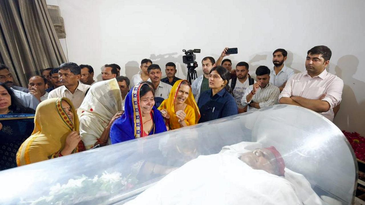Family members and relatives mourn near the mortal remains of Samajwadi Party founder Mulayam Singh Yadav in Saifai