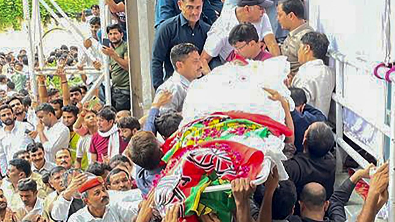 Mortal remains of Samajwadi Party founder Mulayam Singh Yadav being brought to pay tributes, at his native village Saifai in Etawah district. Pic/PTI