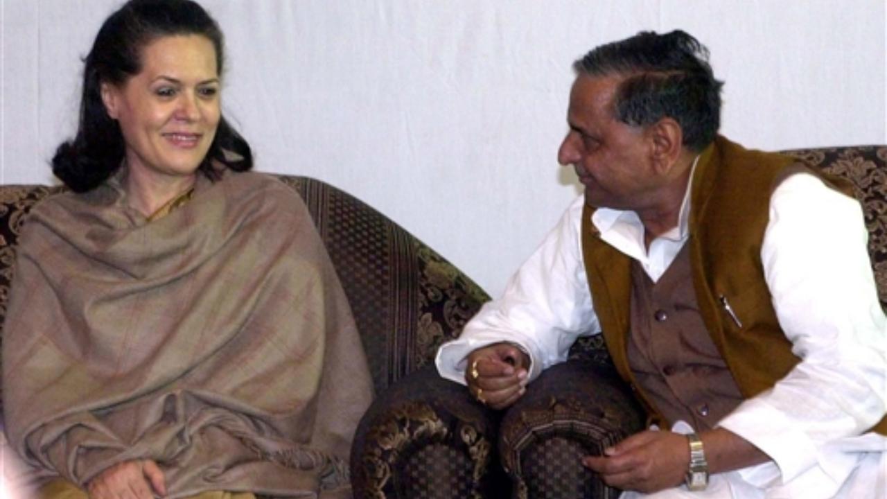 December 12, 2001: Congress chief Sonia Gandhi and Samajwadi Party chief Mulayam Singh at an Iftar Party hosted by Union Minister Ram Vilas Paswan in New Delhi. File Pic/PTI