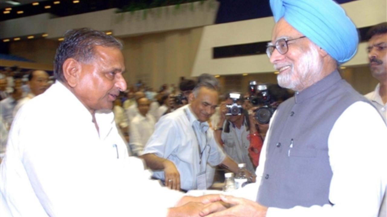 June 27, 2005: Then Prime Minister Manmohan Singh exchanges greetings with then Uttar Pradesh Chief Minister Mulayam Singh Yadav at the 51st national development council meeting. File Photo/PTI