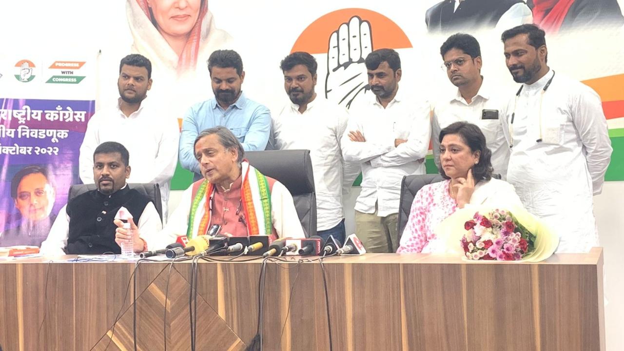 Former Lok Sabha MP Priya Dutt and former Rajya Sabha MP Bhalchandra Mungekar attended the meeting with Shashi Tharoor during his Mumbai visit. Shashi Tharoor and Mallikarjun Kharge are up against each other in the race for the post of Congress president. Pic/Manjeet Thakur