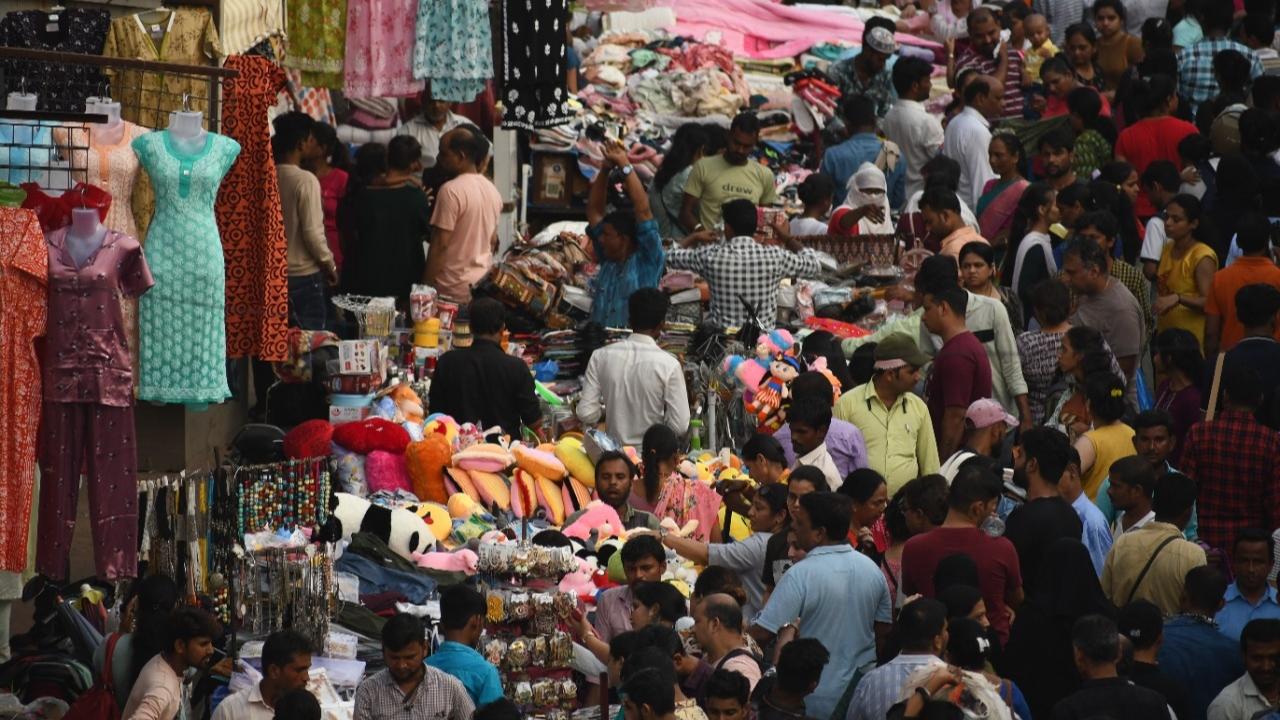 People shop for the Diwali festival in the bylanes of Mangaldas market Pic/Ashish Raje