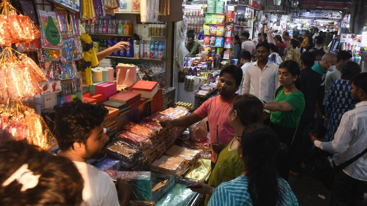 Mumbaikars buy a variety of crackers for the Diwali festival at Masjid Bunder's wholesale market Pic/Ashish Raje
Also Read: Diwali 2022: Date, significance, puja muhurat and all you need to know