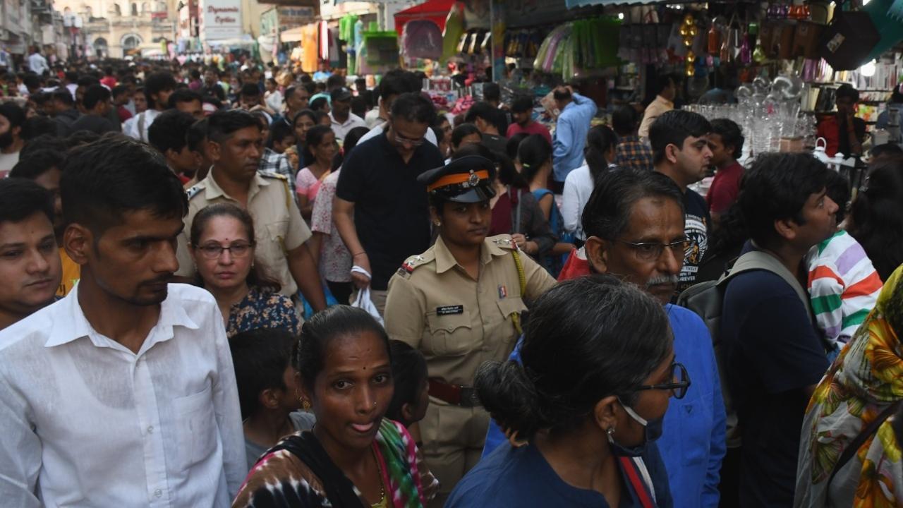 Police patrolling at the crowded Mangaldas market Pic/Ashish Raje
Also Read: Diwali 2022: Do you have sweet cravings? Mumbai chefs share these unique recipes for you to relish