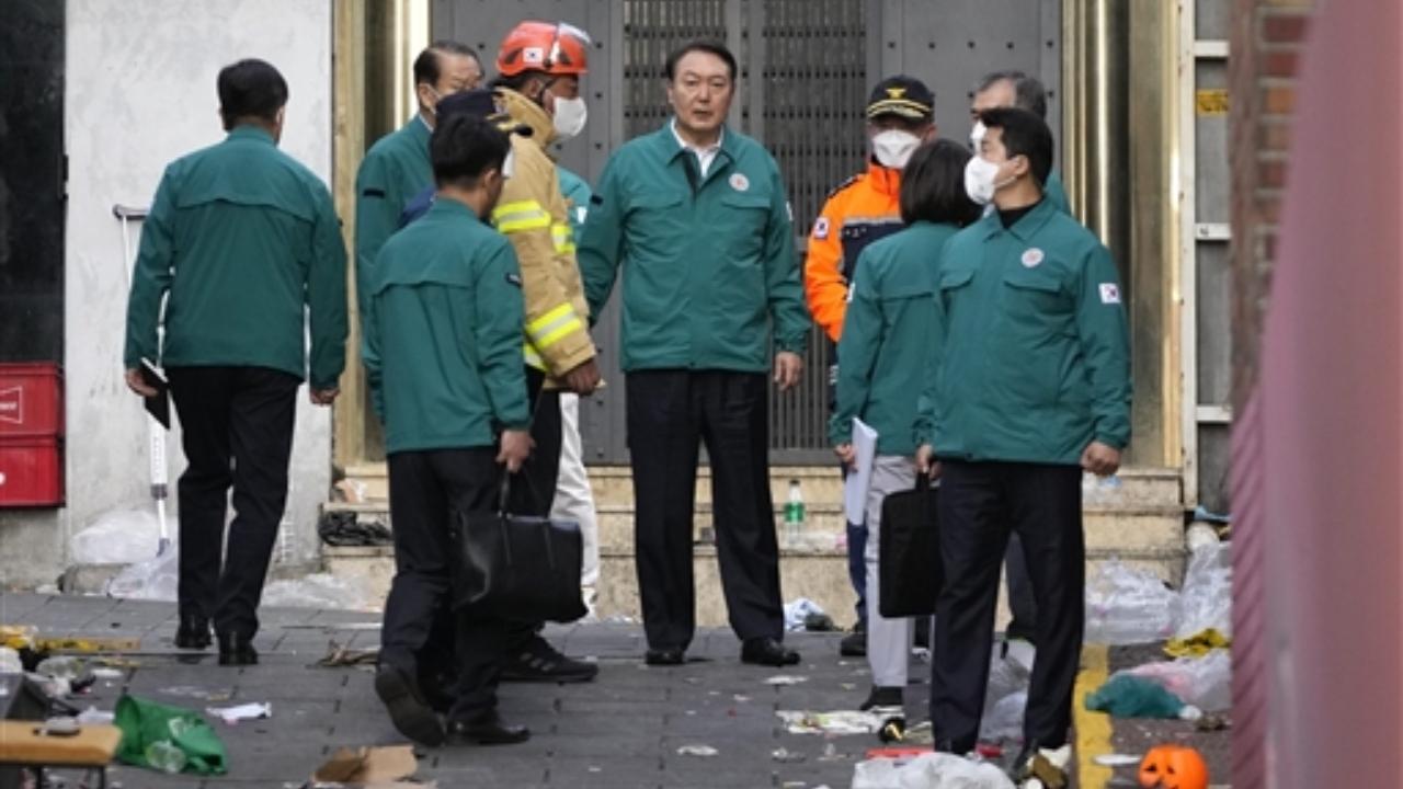South Korean President Yoon Suk Yeol, center, visits the scene where dozens of people died and were injured in Seoul Pic/PTI