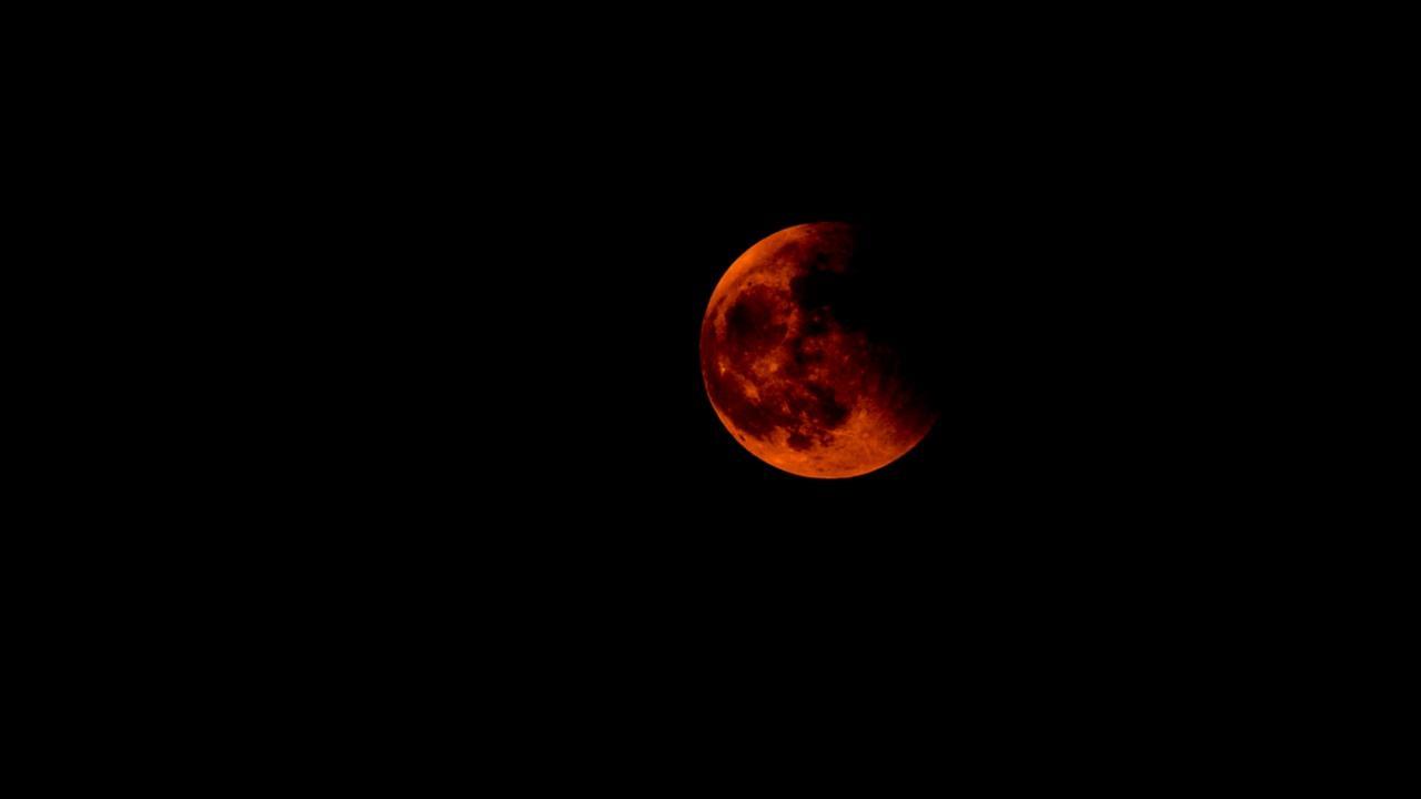 Total lunar eclipse on November 8
