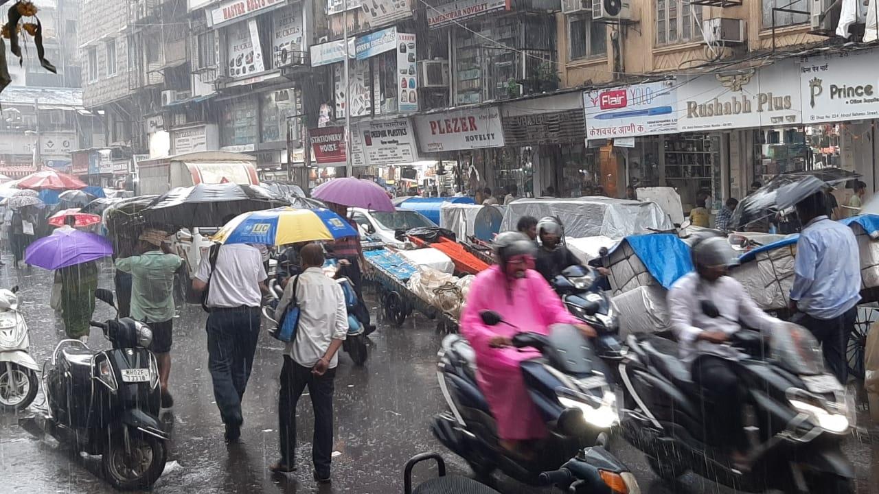IMD has issued a yellow alert for Mumbai, Thane and Palghar indicating heavy rainfall for next two days. Pic/Satej Shinde