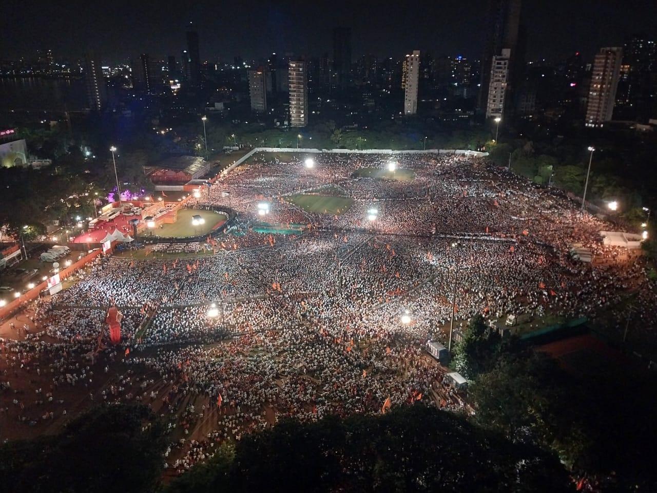 Thousands gathered at Shivaji Park in Dadar for Uddhav Thackeray-led Dussehra rally. Pic/Shadab Khan