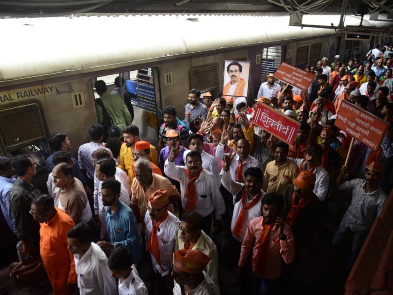Uddhav Thackeray supporters can be seen holding placards at a Mumabi railway station. Pic/Atul Kamble