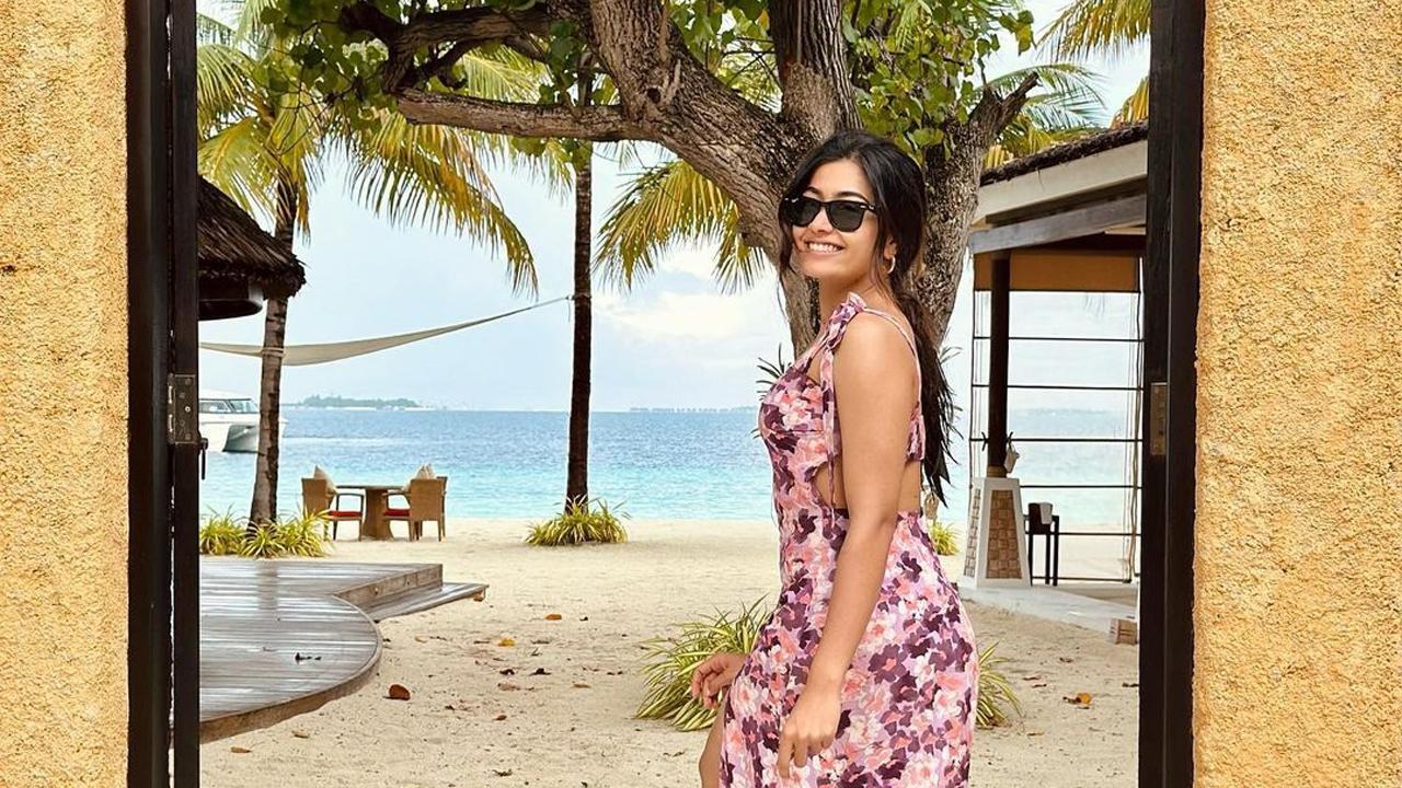 We love Rashmika's floral cutout dress, it's perfect for a stroll by the beach. Rashmika's glares, flip flops and loosely tied hair make for the perfect style statement. 