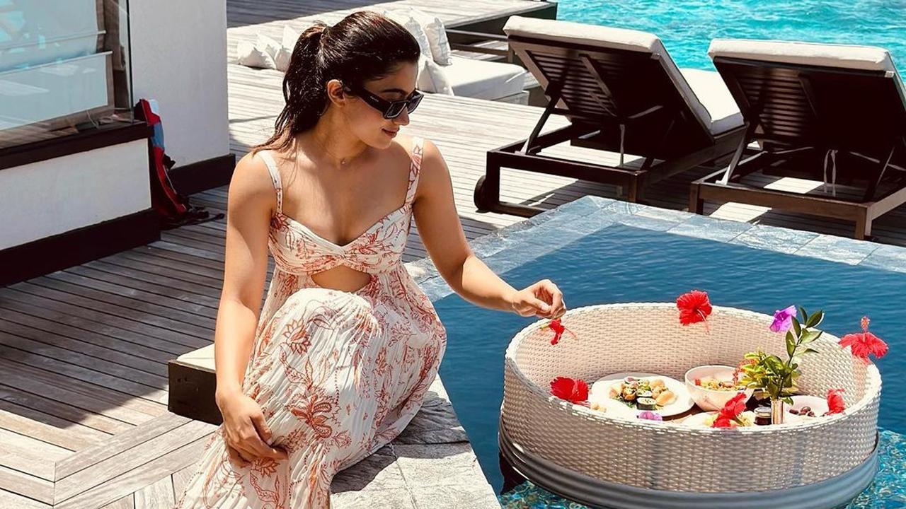 Who wouldn't love this luxurious breakfast by the pool? The actress is dressed for the ocassion in a stylish cutout dress. 
