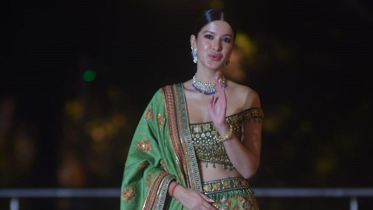 Green and gold were the colours of the night for Shanaya Kapoor, who is soon set to make her B-town debut. Hair tied in a bun and heavy ethnic accessories, completed her look.