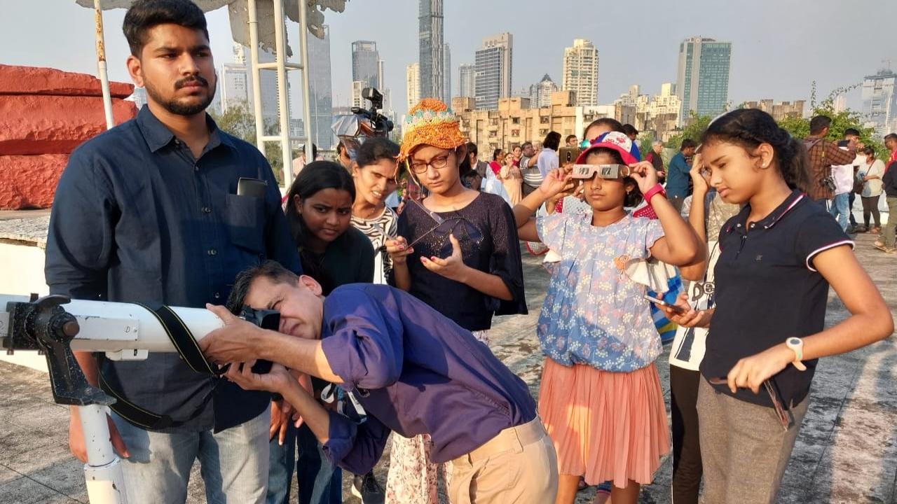 Mumbaikars line up to watch the partial solar eclipse. Pic/Ashish Raje