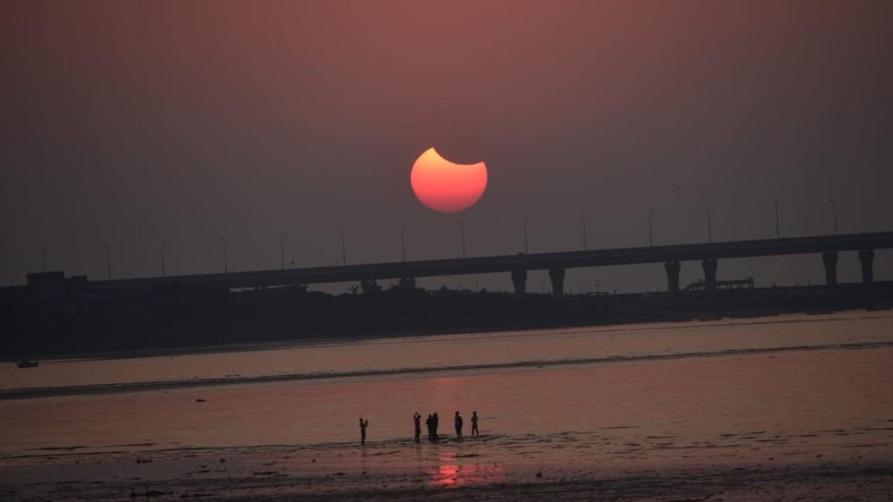 The duration of eclipse from the beginning up to sunset time was one hour and thirteen minutes in Delhi and one hour and nineteen minutes in Mumbai. Pic/Pradeep Dhivar
