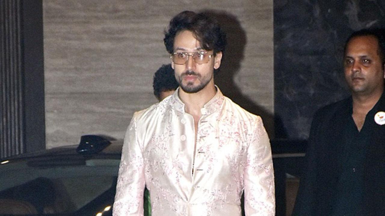 Tiger Shroff made a solo entry in a soft pink kurta with a mandarin collar. He paired the look with cool glares.