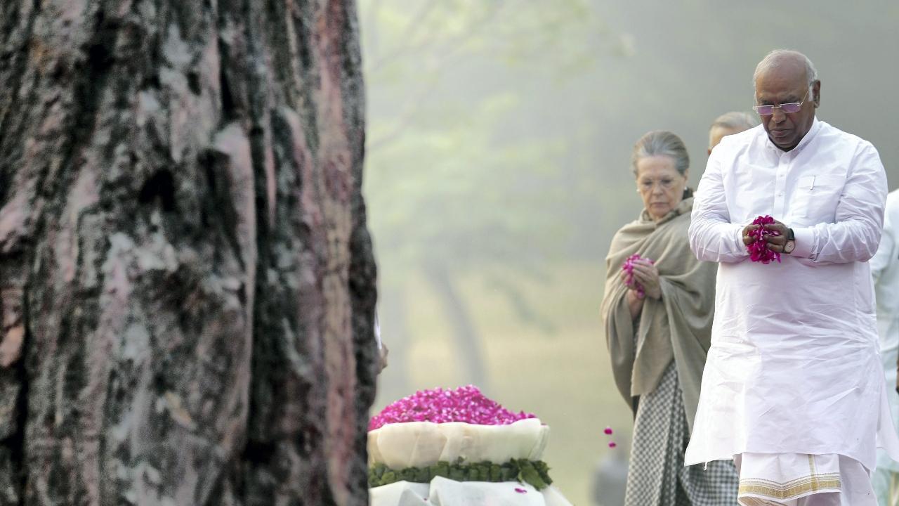 Congress pays tributes to Indira Gandhi on death anniversary