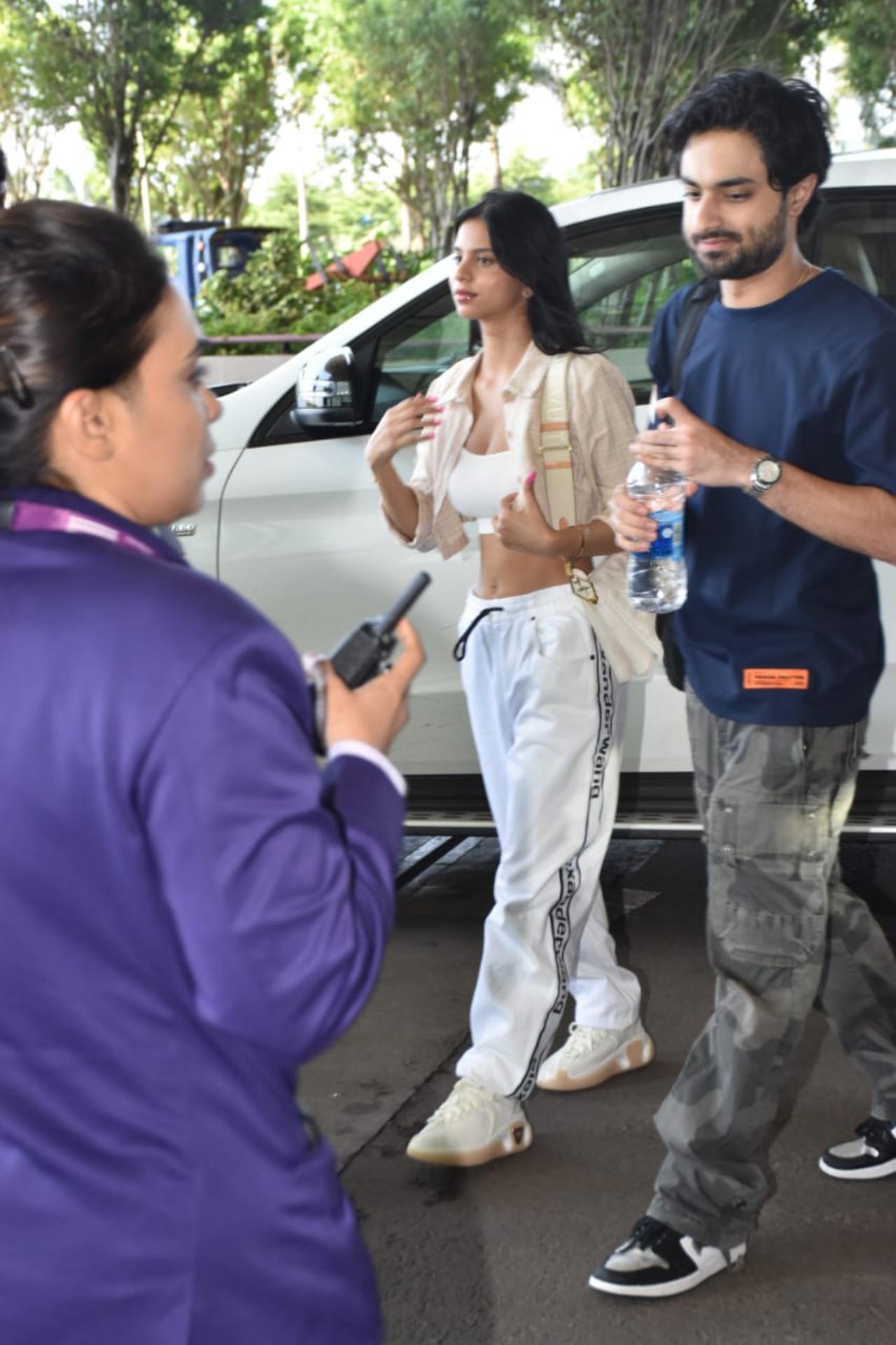 Suhana looked radiant in white joggers and a white crop top paired with a cropped jacket. The siblings where joined by their cousin Arjun 