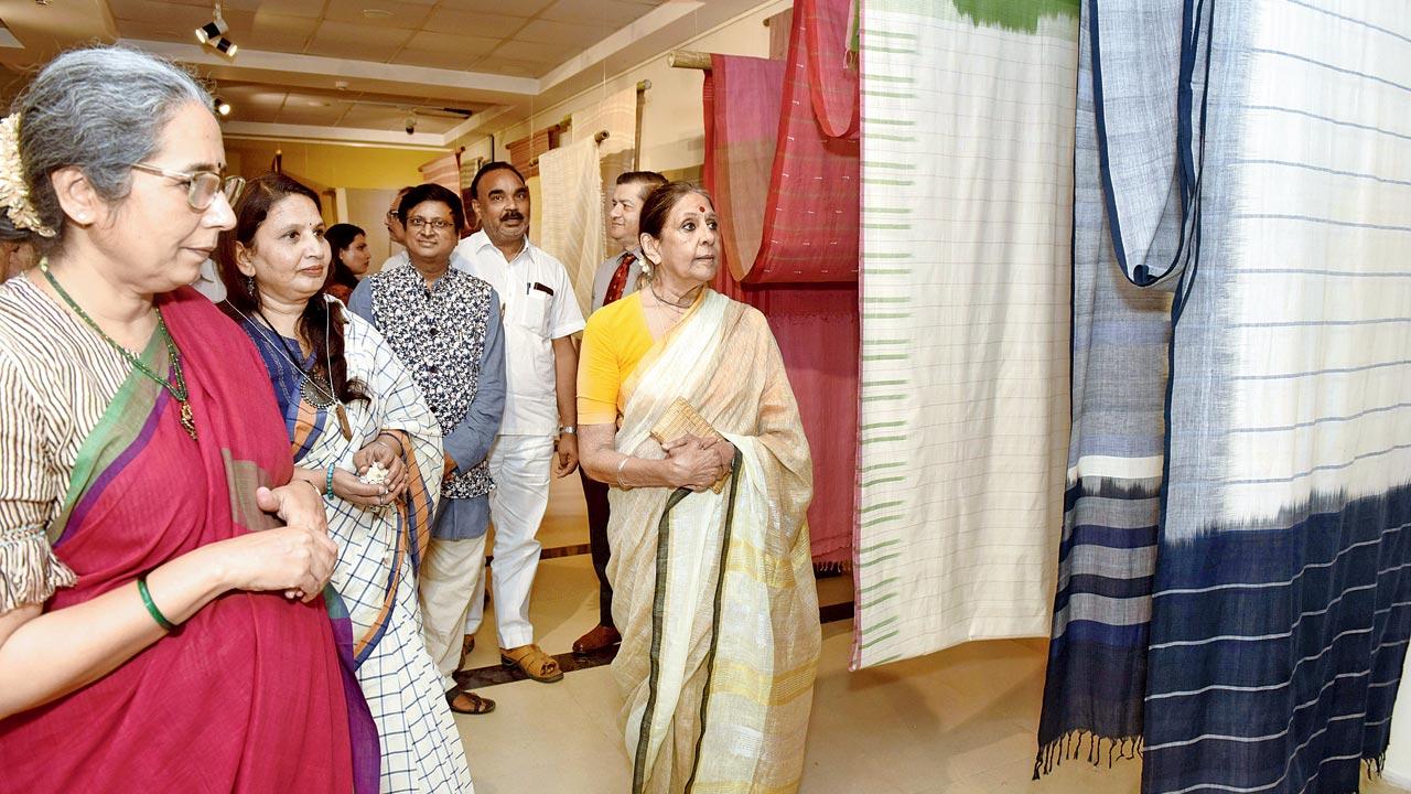 Political activist and founder of Dastkari Haat Samiti Jaya Jaitly (first from right) inaugurating CoEK’s Naveli Khadi exhibition