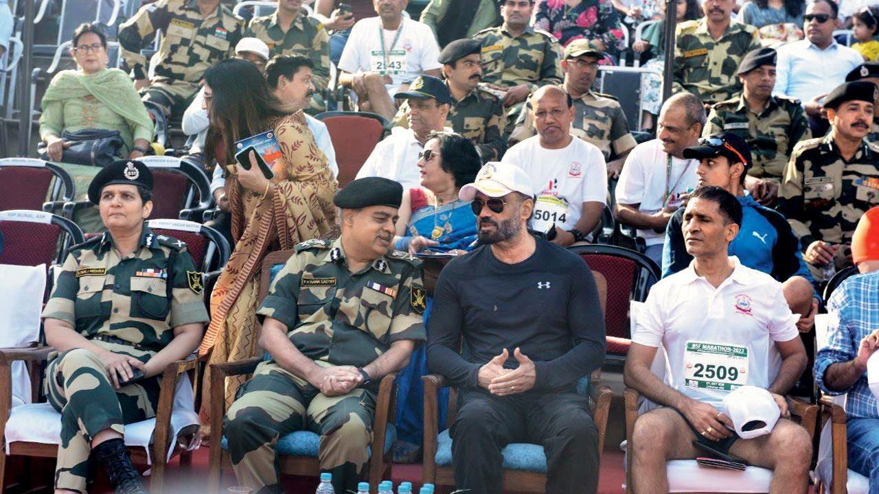 Suniel Shetty bonds with the bravehearts