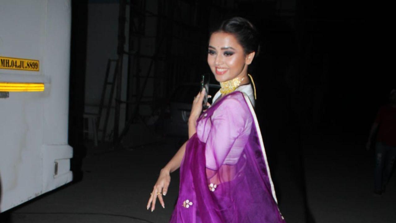 Tejasswi Prakash was looking stunning in the purple saree. 