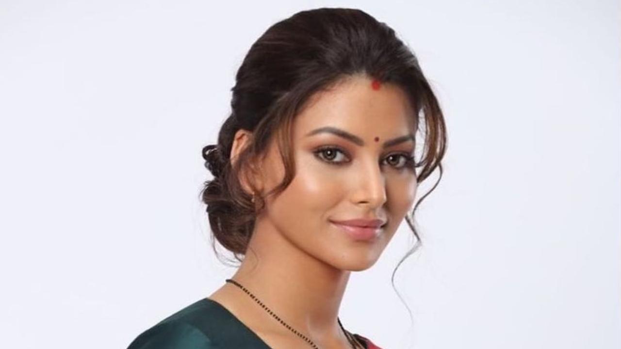 Urvashi Rautela wears sindoor, mangalsutra in latest post; netizens ask her to leave Rishabh Pant alone