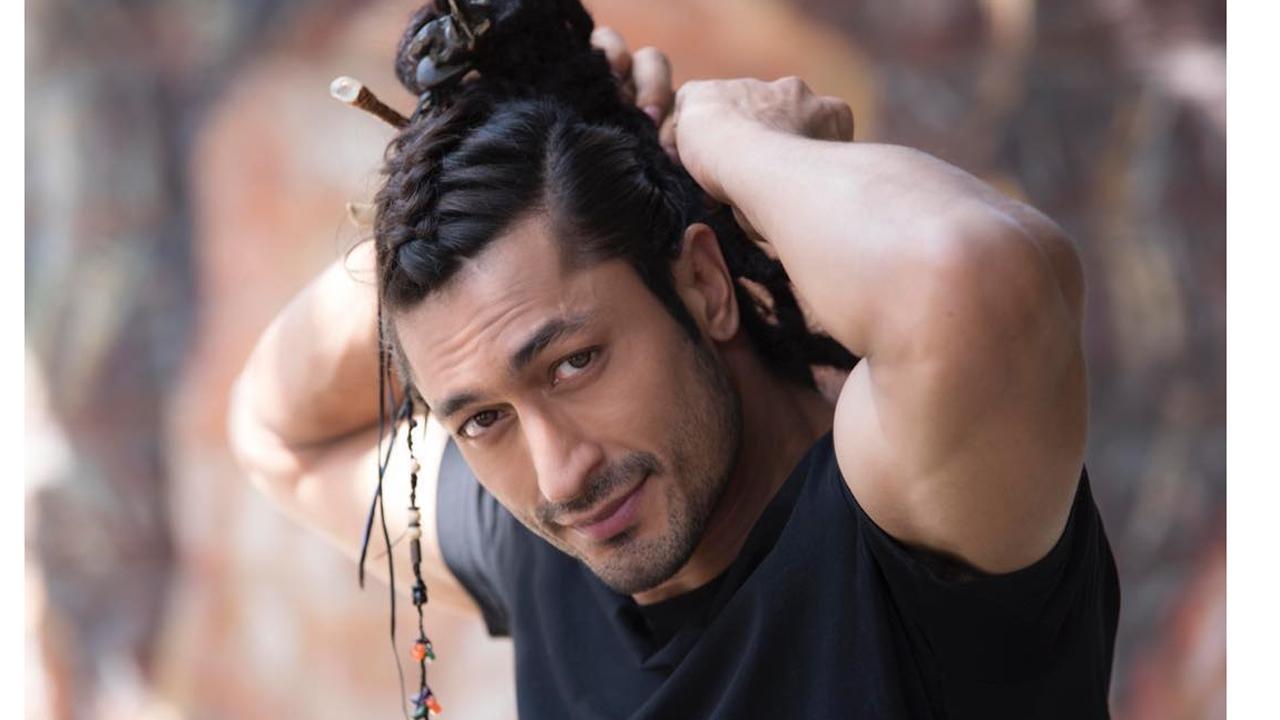 Vidyut Jammwal indulges in an extreme sport with his best aerial acrobatic crew