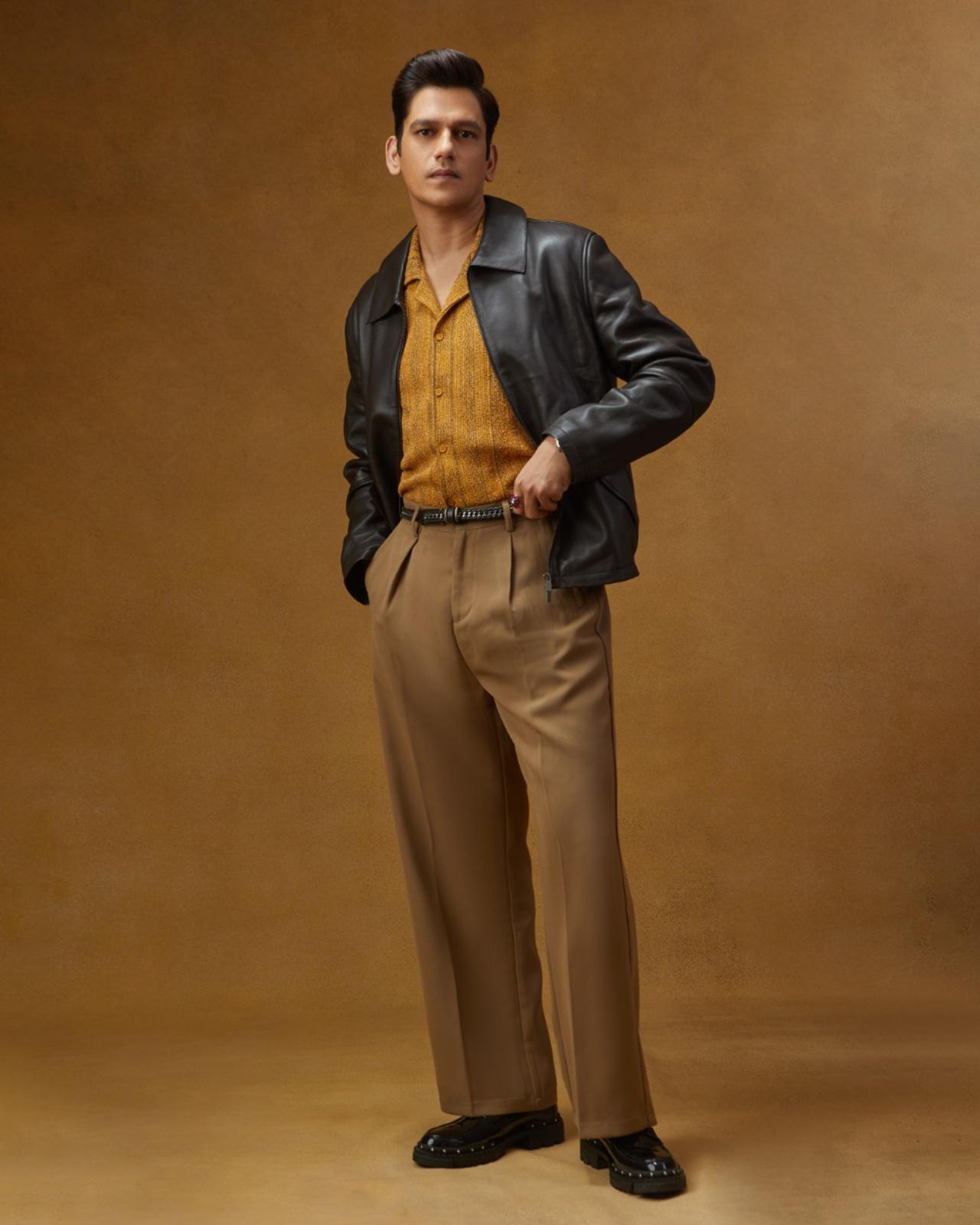 Flaunting his love for baggy pants and giving us a perfect retro look, the actor aced a mustard colour shirt with a pair of brown khaki pant and a black jacket! 