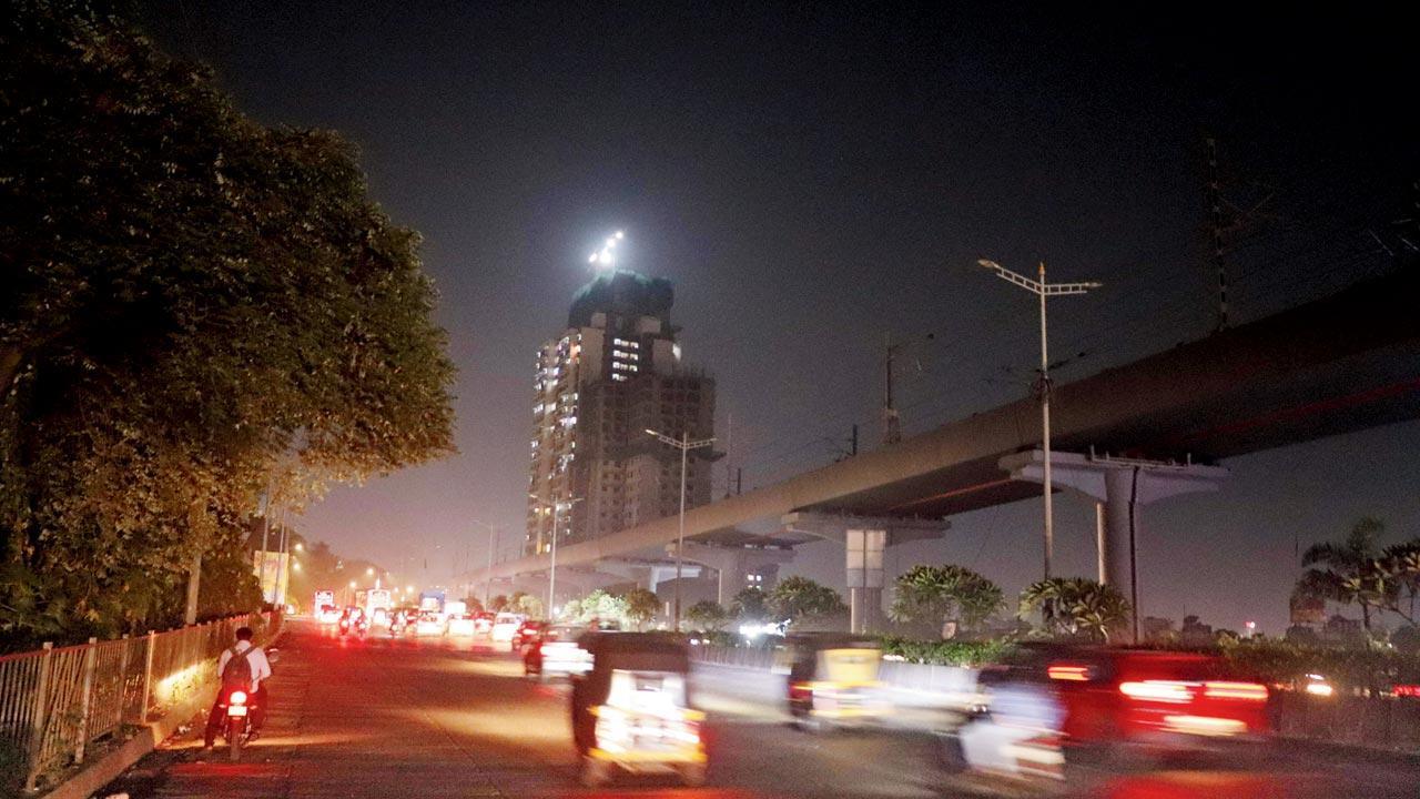 Mumbai: Western Express Highway lit up, but motorists left fumbling in dark