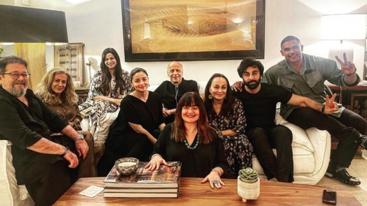 Parents-to-be Alia Bhatt, Ranbir Kapoor pose with family in latest picture