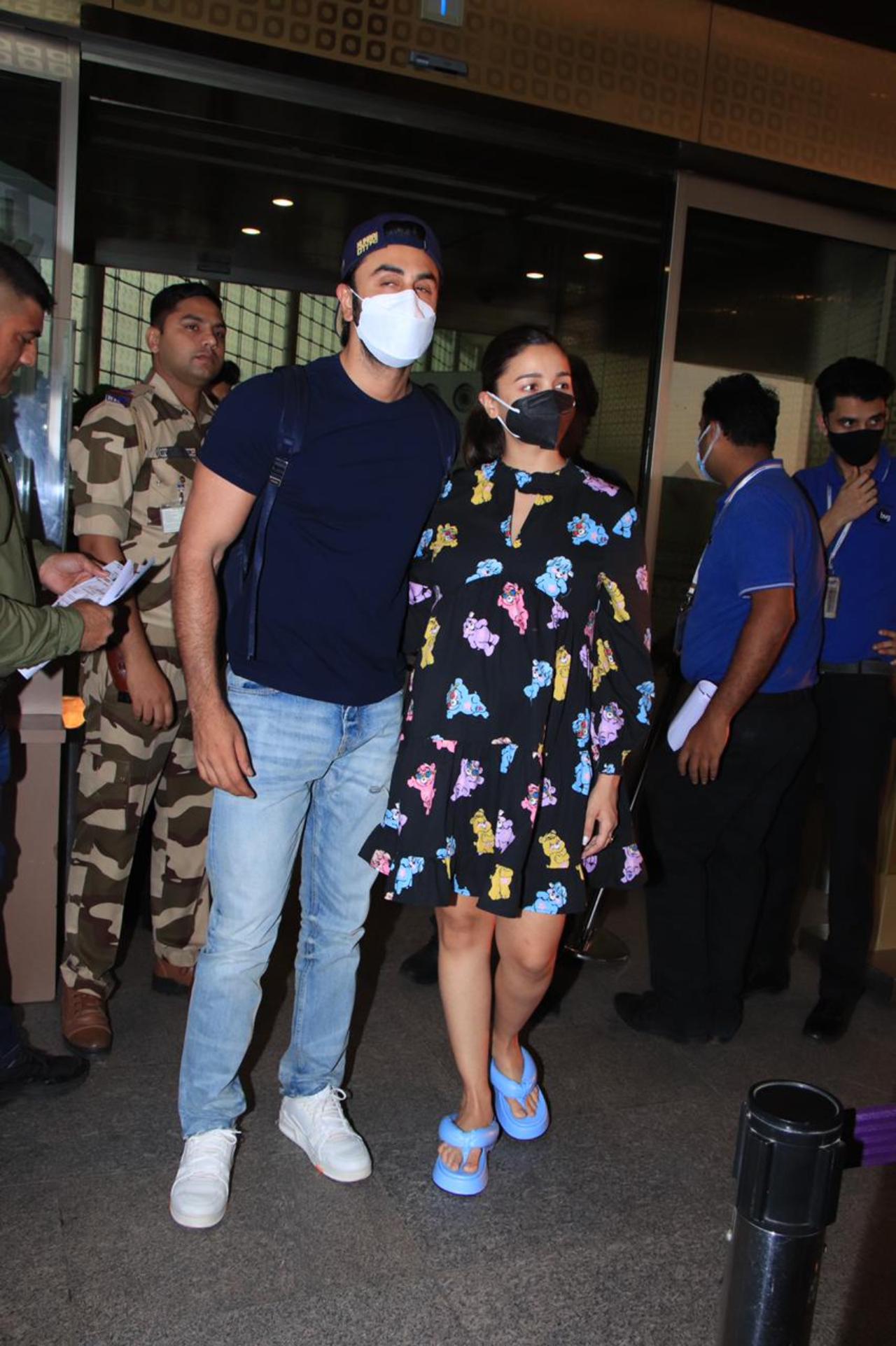 The duo kept their attire casual for the flight down South. Alia kept it cute in a short black summer dress. She completed her look with her hair tied in a ponytail and platform blue slippers. Ranbir, on the other hand, kept it casual in a navy blue T-shirt and jeans