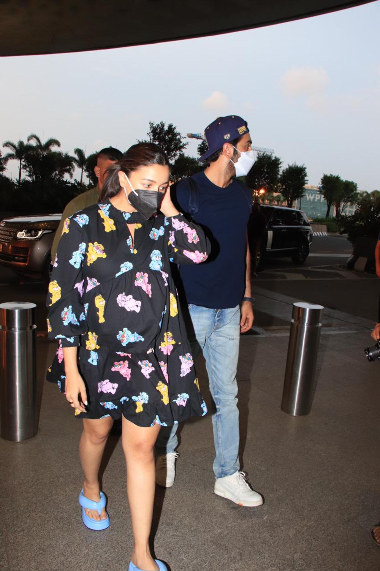 Parents-to-be Alia and Ranbir were seen arriving together at Mumbai airport on Thursday night. The couple also posed for the paparazzi before they headed into the airport
