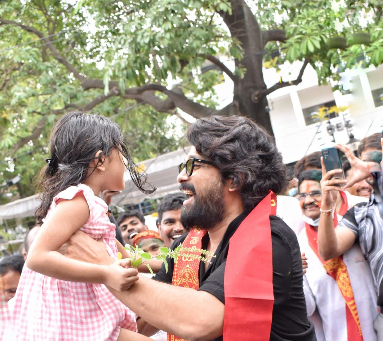 An actor with no airs and rooted to his culture, Allu Arjun did not hesitate to get on to the road to celebrate. He broke a coconut as he bid adieu to the Lord with his daughter