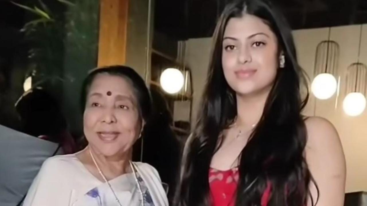 Asha Bhosle with her granddaughter Zanai