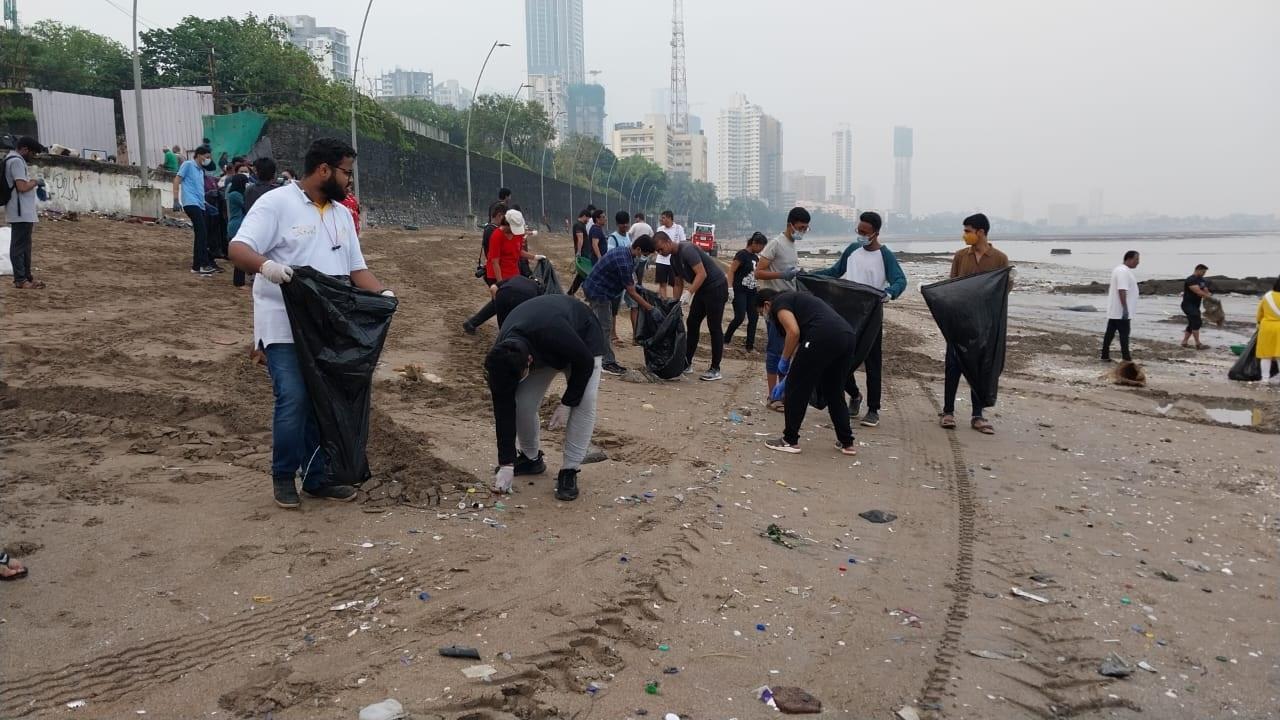 College students took part in the cleanup drive at Dadar chowpatty. Pic/Ashish Raje