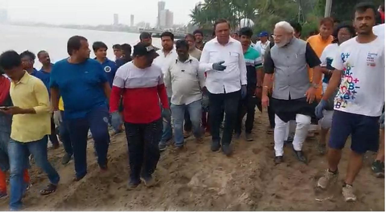 Ashish Shelar and Vikas Mahante, a lookalike of Prime Minister Narendra Modi, also participated in the beach clean-up drive.