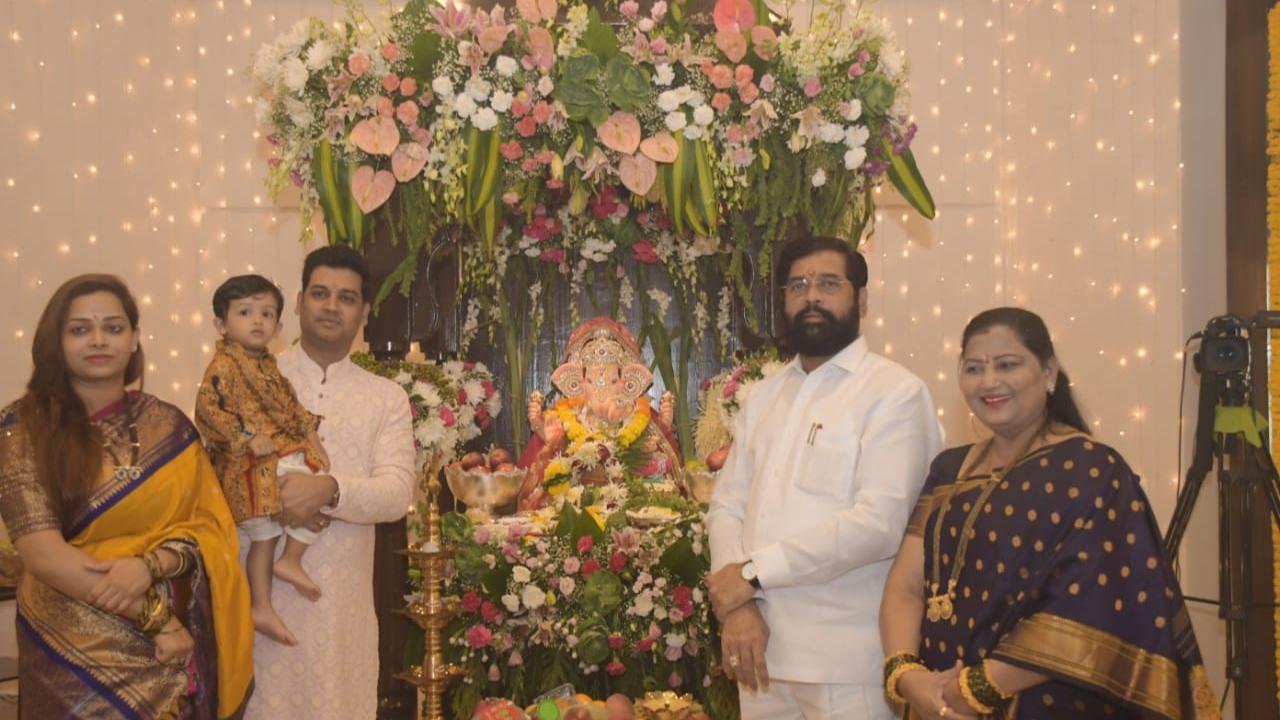 Before reaching Thane, Maharashtra CM Eknath Shinde welcomed Lord Ganesha at his official residence, Varsha in south Mumbai. Pic- Eknath Shinde's team