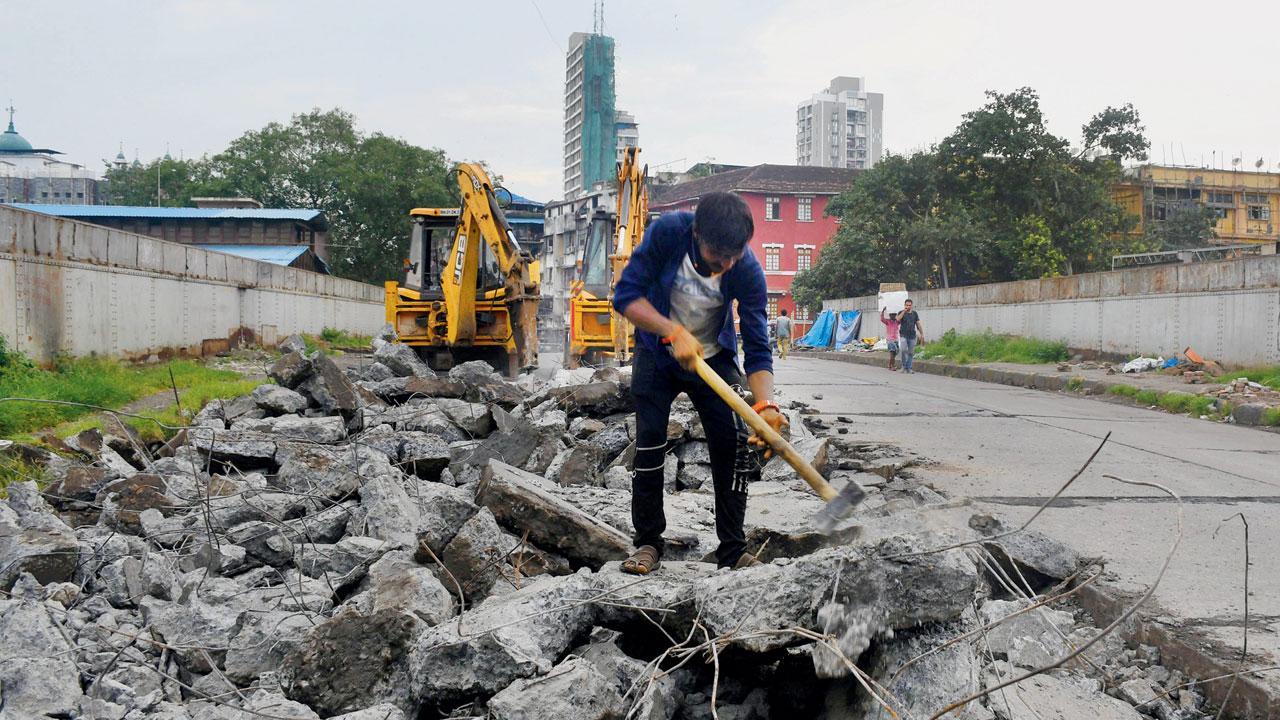 Mumbai: Central Railway starts dismantling Carnac Bunder bridge