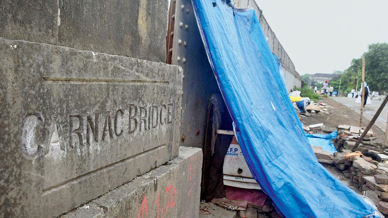 After the iconic bridge was declared dangerous a few years ago, traffic cops banned heavy vehicles on it. Pic/Ashish Raje