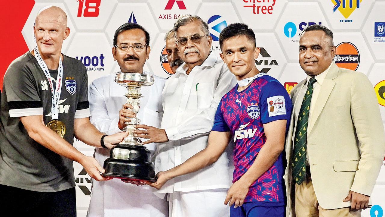 WB governor slammed for ‘pushing’ Chhetri during presentation