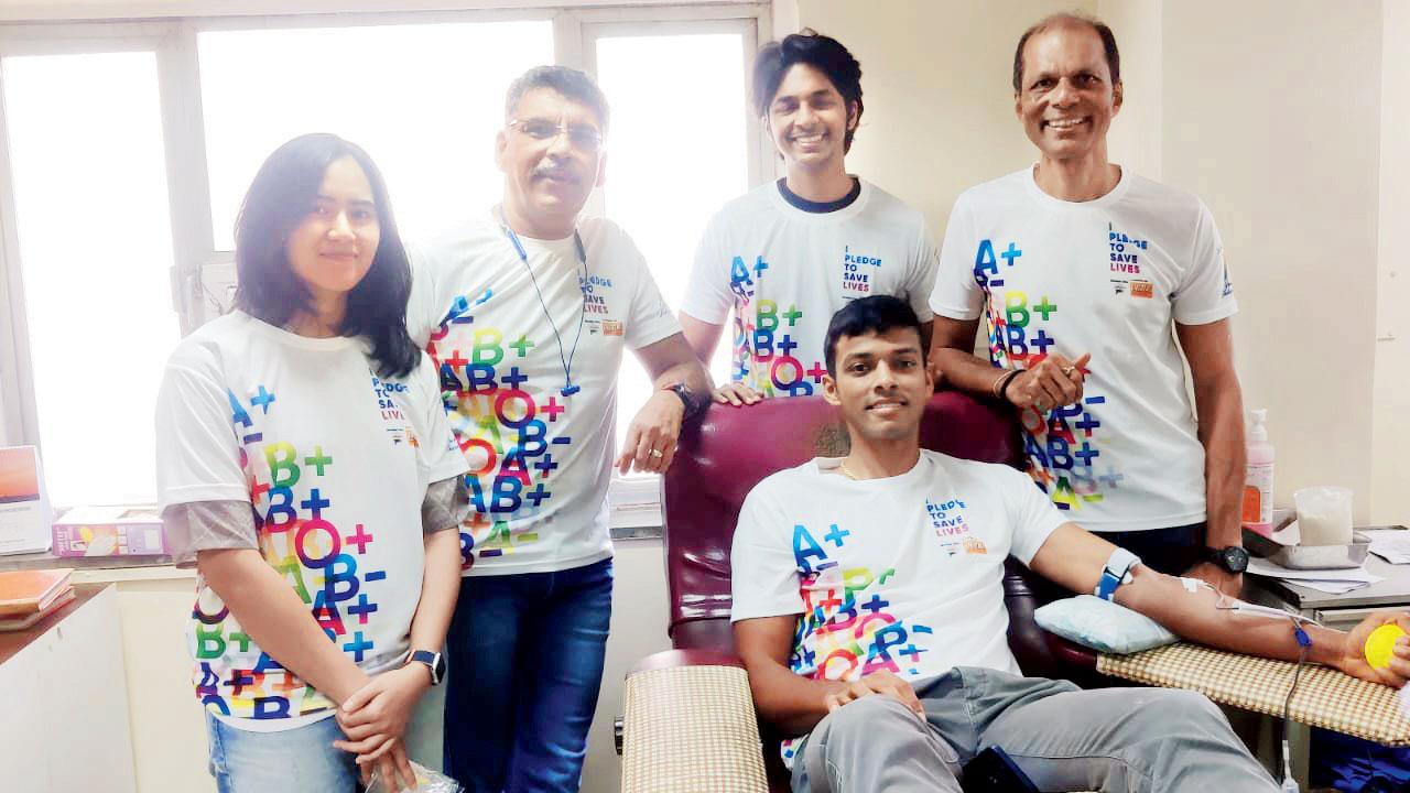 Chirag Shetty (centre) donating blood with the Mumbai Ultra team