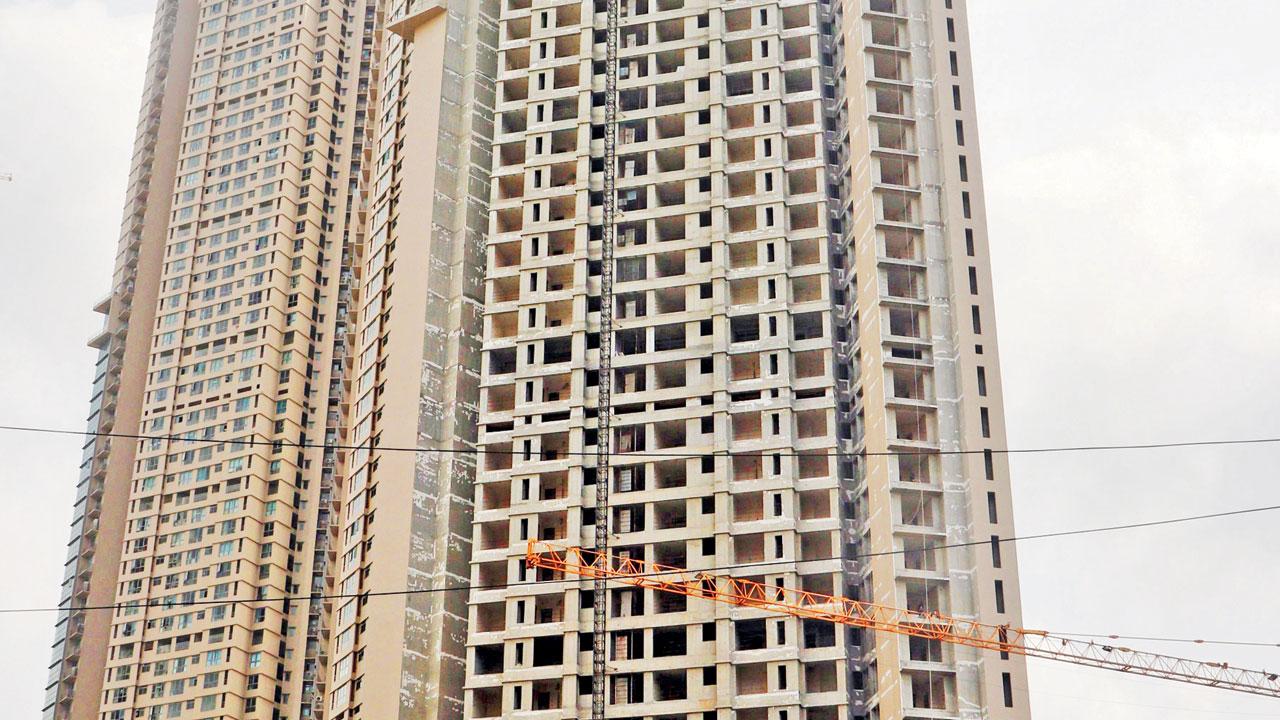 The residents alleged that the committee of Malad’s Auris Serenity collects transfer charges between R2L-R4L instead of R25,000 mandated by the law. Pics/Anurag Ahire