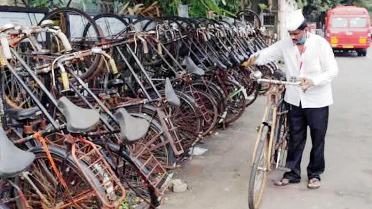 Dabbawalas of Mumbai write to Dy CM Devendra Fadnavis about stolen cycles