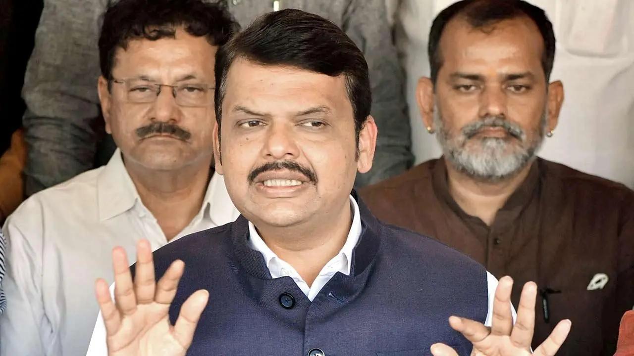 Fadnavis warns of strict action against 'extortionists' in 'mathadi' sector