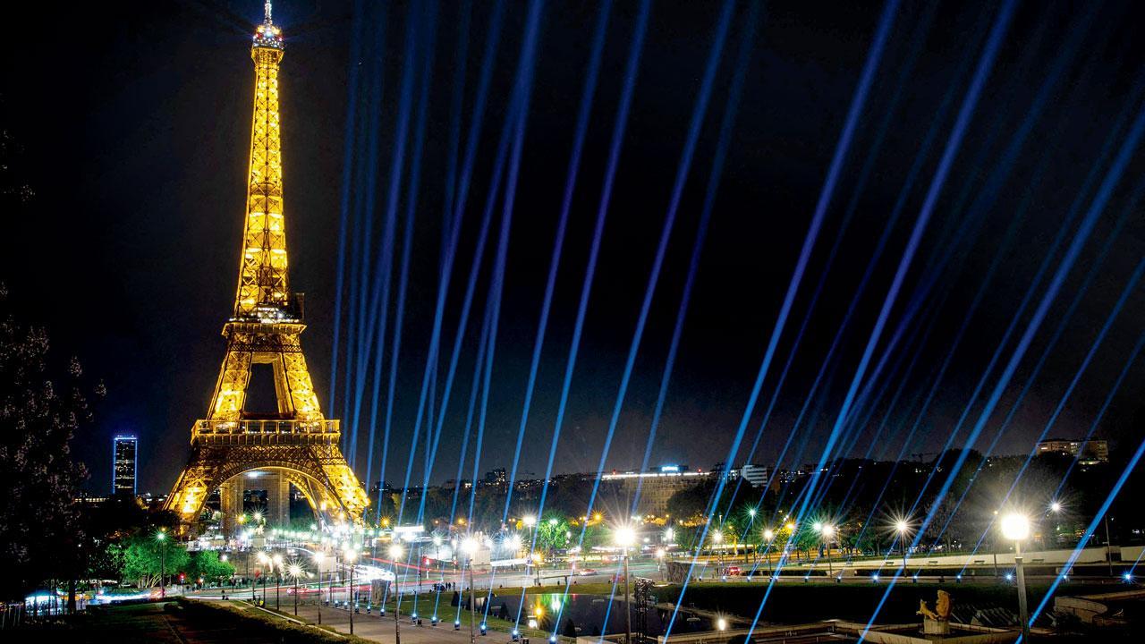 Eiffel Tower lights to be off early