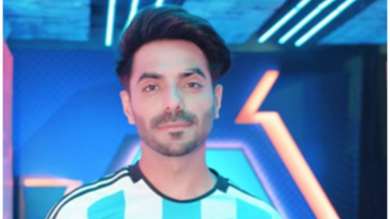 Aparshakti Khurana is seen sporting an adidas Argentina jersey. He will be seen rooting for the team throughout this tournament. The talented actor and singer is a huge football fan, who is often seen playing and supporting the game when he isn’t working
