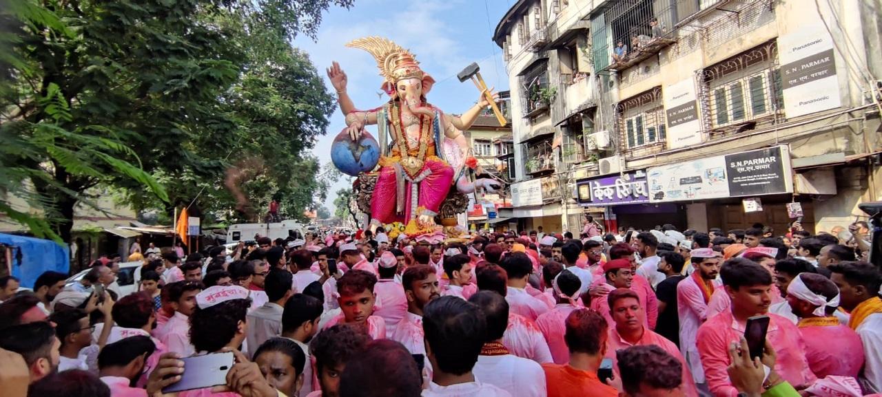 Devotees carry Mumbaicha Raja's Lord Ganesha idol for its immersion in Mumbai. (Pic/Sameer Markande)