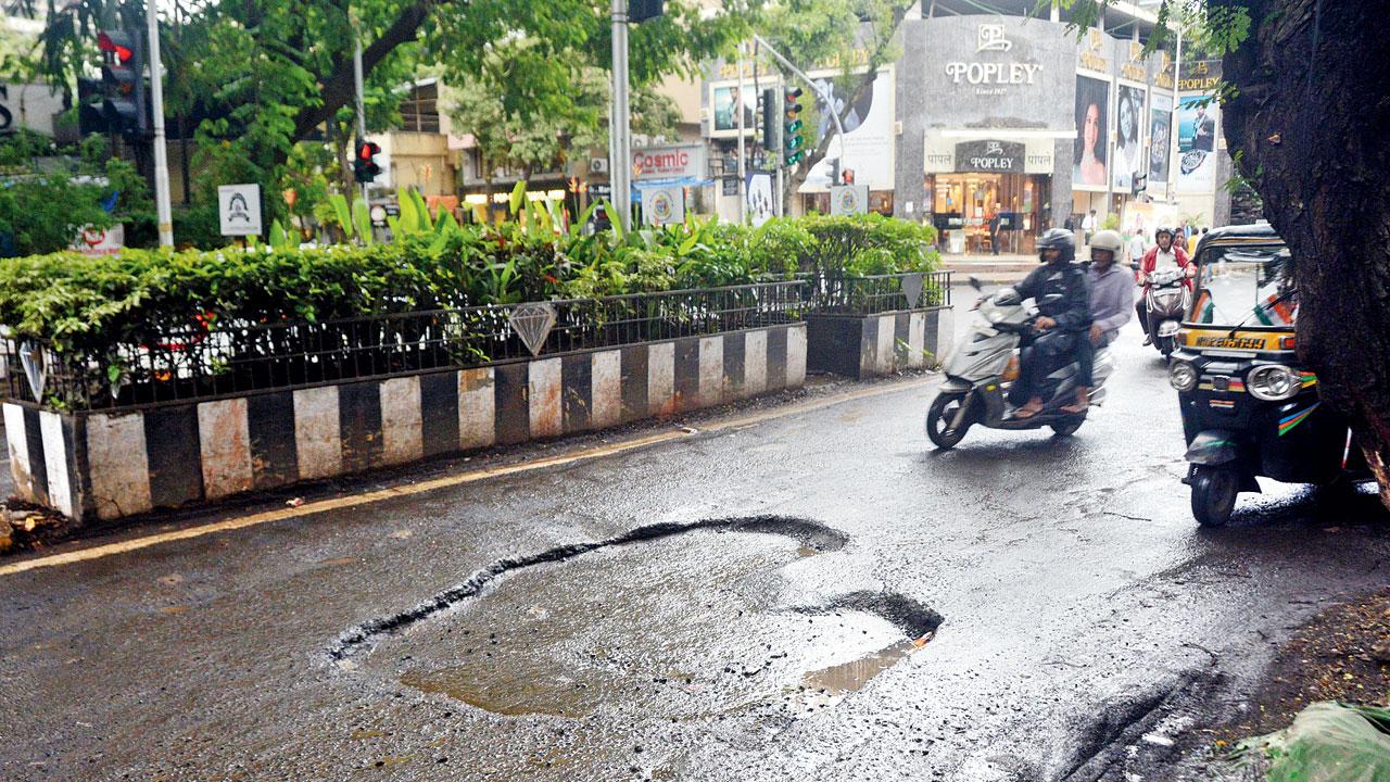 A huge pothole on Turner road in Bandra. Pic/Satej Shinde